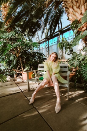 白皙长腿美女写真图片